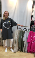 Load image into Gallery viewer, Heart long sweatshirt

